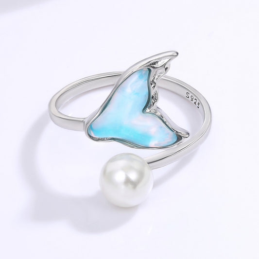 Ring aus goldplattierter Legierung mit blauem Emporia®-Kristall