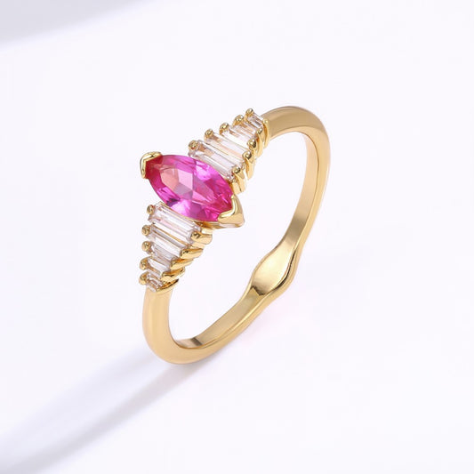 Ring aus goldplattierter Legierung mit rotem Emporia®-Kristall