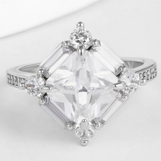 Ring aus goldplattierterr Legierung mit weißem Emporia® Kristall