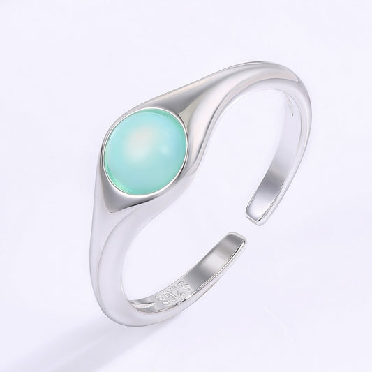 Ring aus goldplattierter Legierung mit blauem Emporia®-Kristall