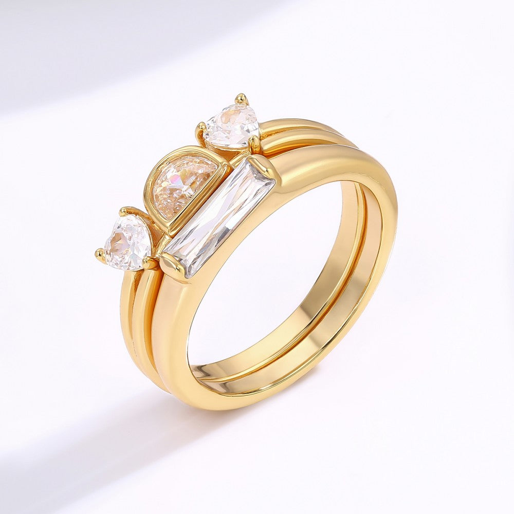 Ring aus goldplattierterr Legierung mit weißem Emporia® Kristall
