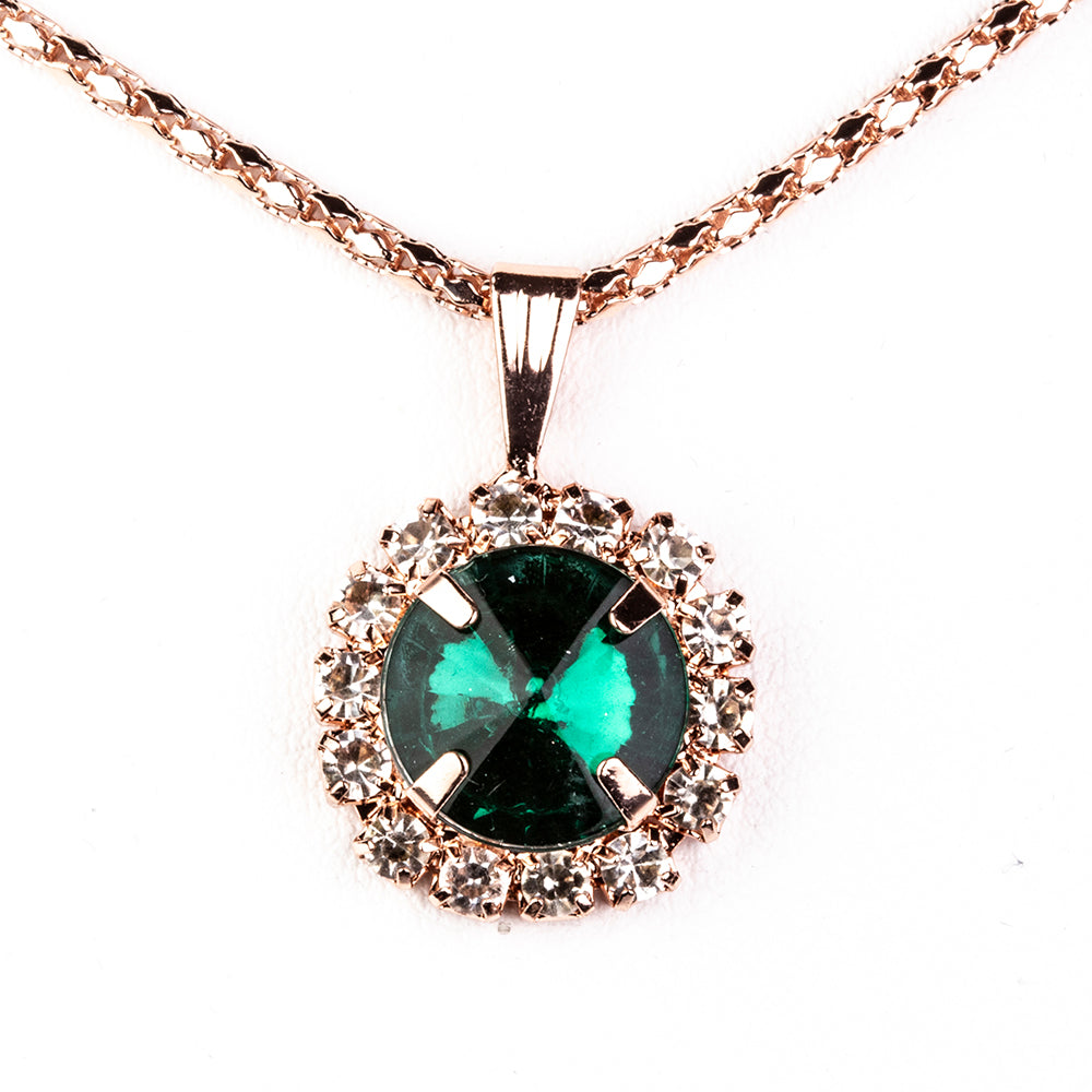 Uhr aus goldplattierter Legierung mit grünem Emporia® Kristall und weißem Emporia® Kristall