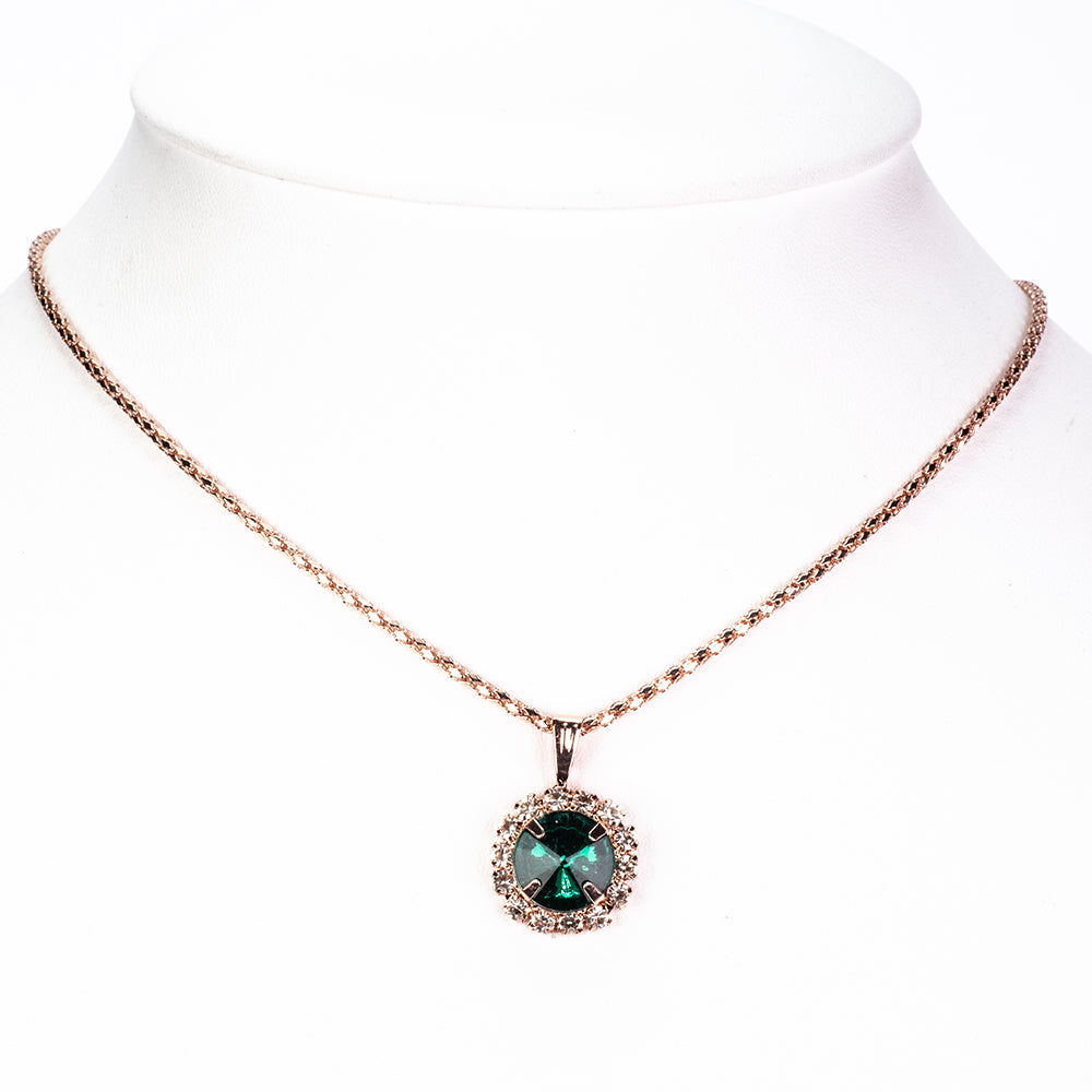 Uhr aus goldplattierter Legierung mit grünem Emporia® Kristall und weißem Emporia® Kristall