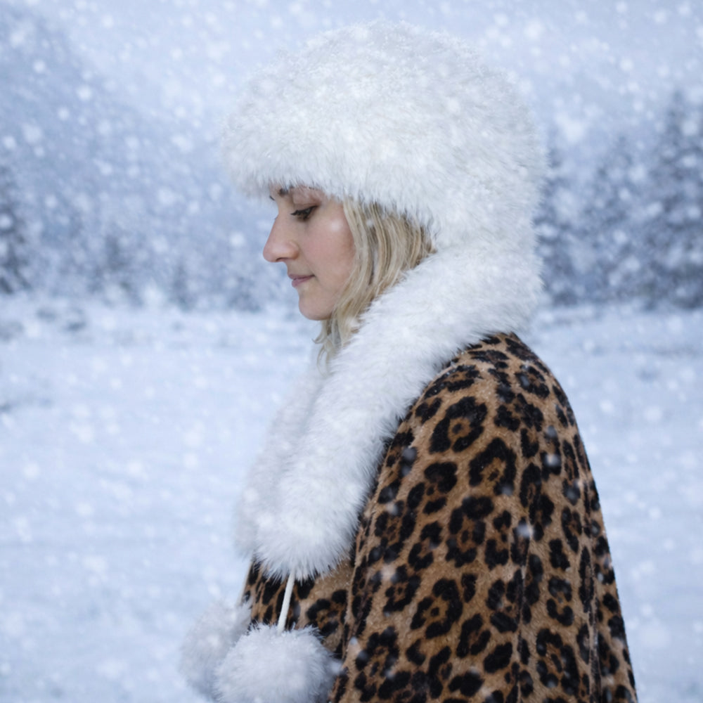 Weiße Wintermütze aus Kunstfell mit Schal – Einheitsgröße 5 