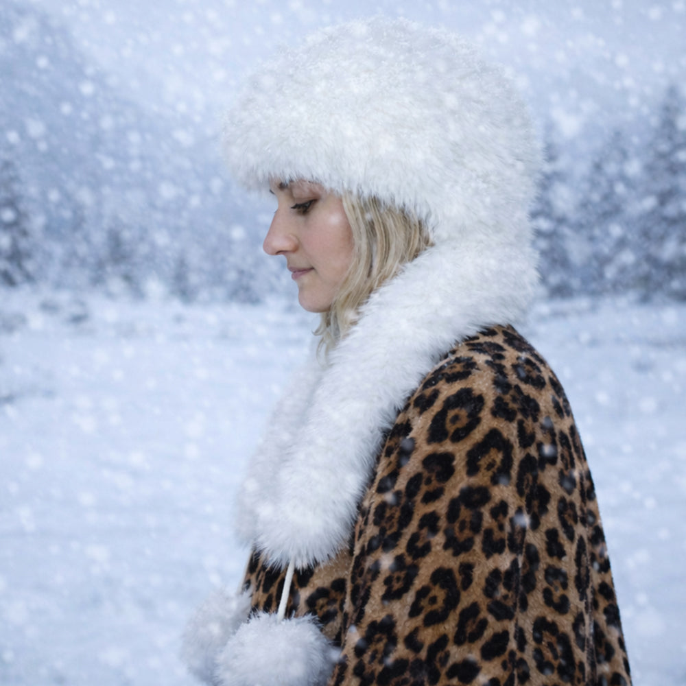 Weiße Wintermütze aus Kunstfell mit Schal – Einheitsgröße