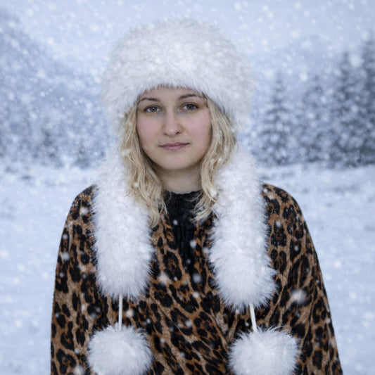 Weiße Wintermütze aus Kunstfell mit Schal – Einheitsgröße