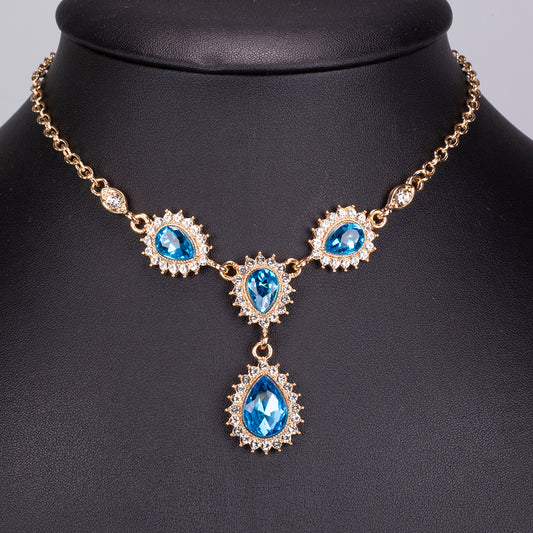 Schmuckgarnitur aus aus goldplattierter Legierung mit blauem Emporia®-Kristall und weißem Emporia® Kristall