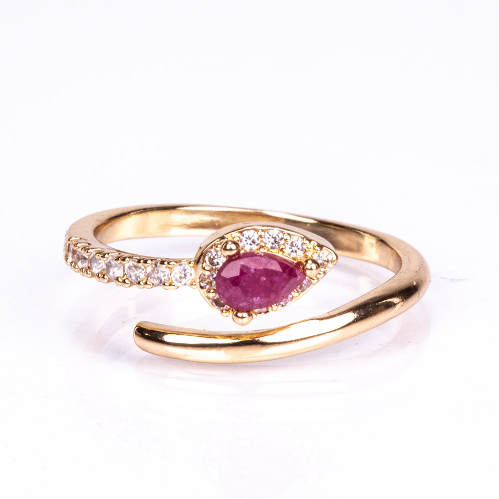 Ring aus goldplattierterr Legierung mit Rubin