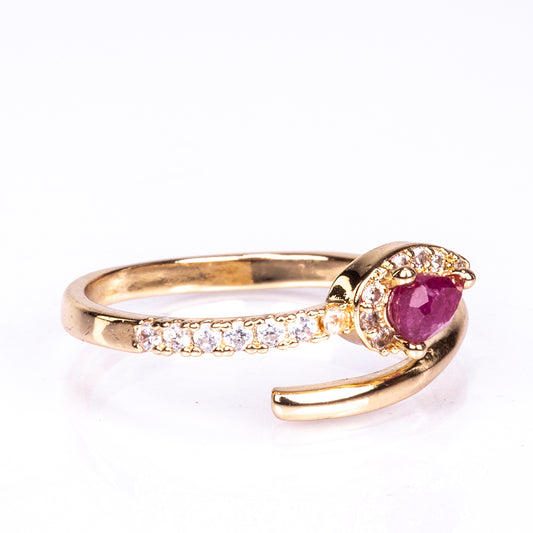 Ring aus goldplattierterr Legierung mit Rubin