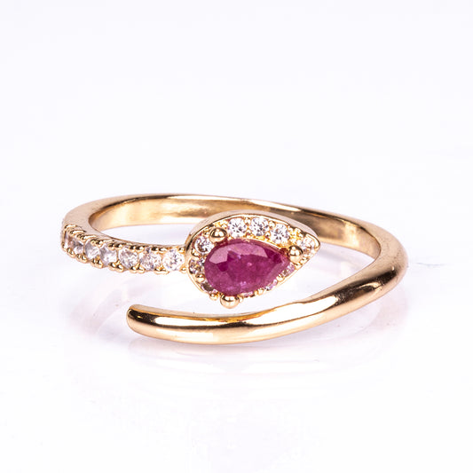 Ring aus goldplattierterr Legierung mit Rubin