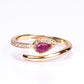 Ring aus goldplattierterr Legierung mit Rubin