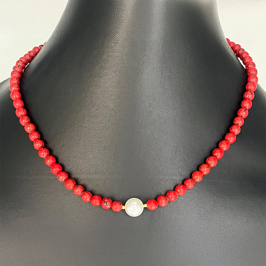 Goldplattierte Silberhalskette mit roter Schwammkoralle und Glasperle