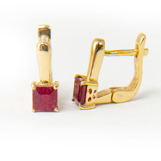 Goldplattierte Silberohrringe mit Rubin aus Madagaskar