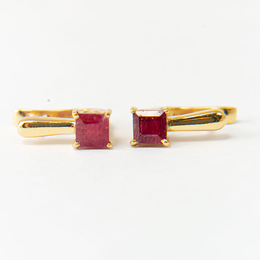 Goldplattierte Silberohrringe mit Rubin aus Madagaskar