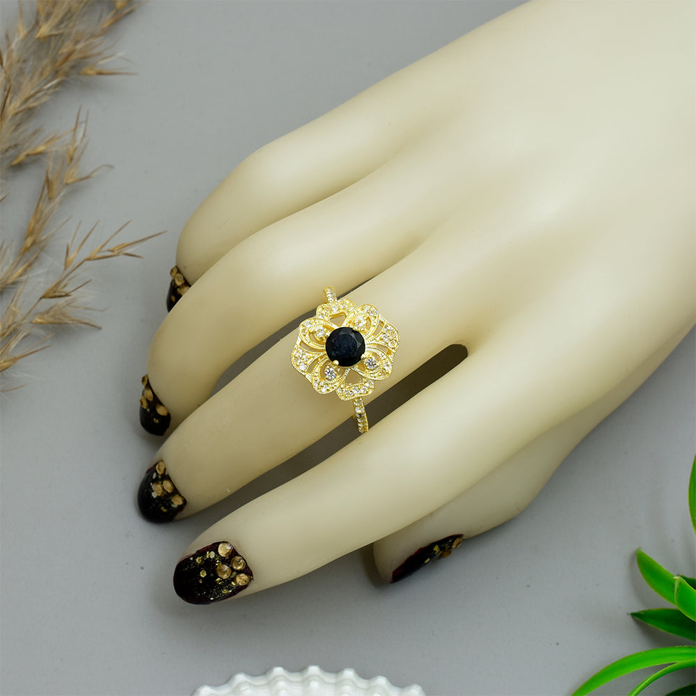 Goldplattierter Silberring mit äthiopischem Opal aus Lega Dembi und weißem Topas