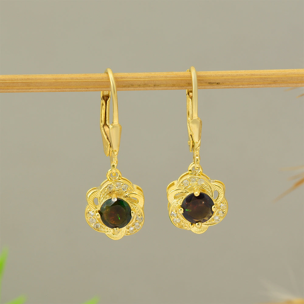 Goldplattierte Silberohrringe mit äthiopischem Opal aus Lega Dembi und weißem Topas