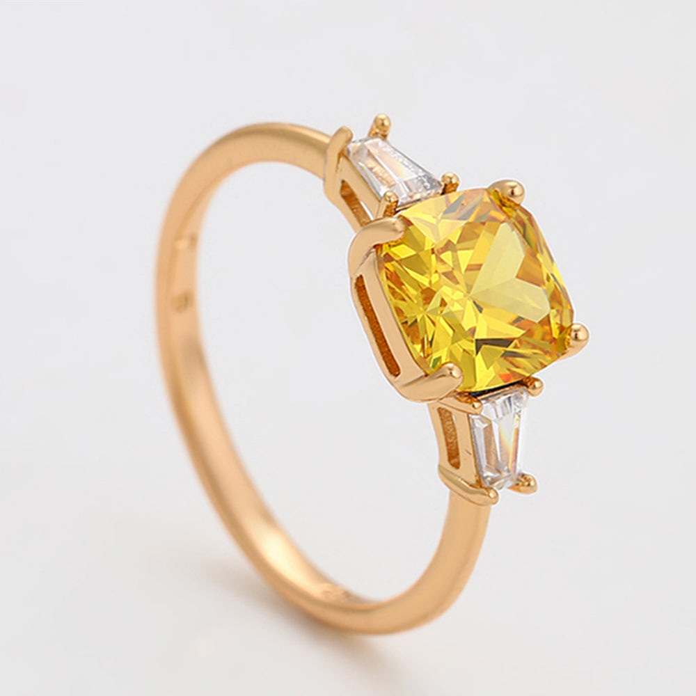 Ring aus goldplattierterr Legierung mit gelbem Emporia®-Kristall und weißem Emporia® Kristall 3 