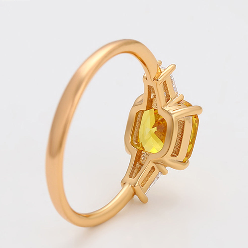 Ring aus goldplattierterr Legierung mit gelbem Emporia®-Kristall und weißem Emporia® Kristall 4 