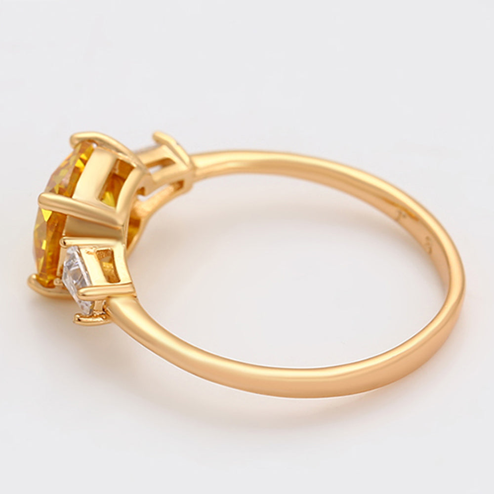 Ring aus goldplattierterr Legierung mit gelbem Emporia®-Kristall und weißem Emporia® Kristall 6 