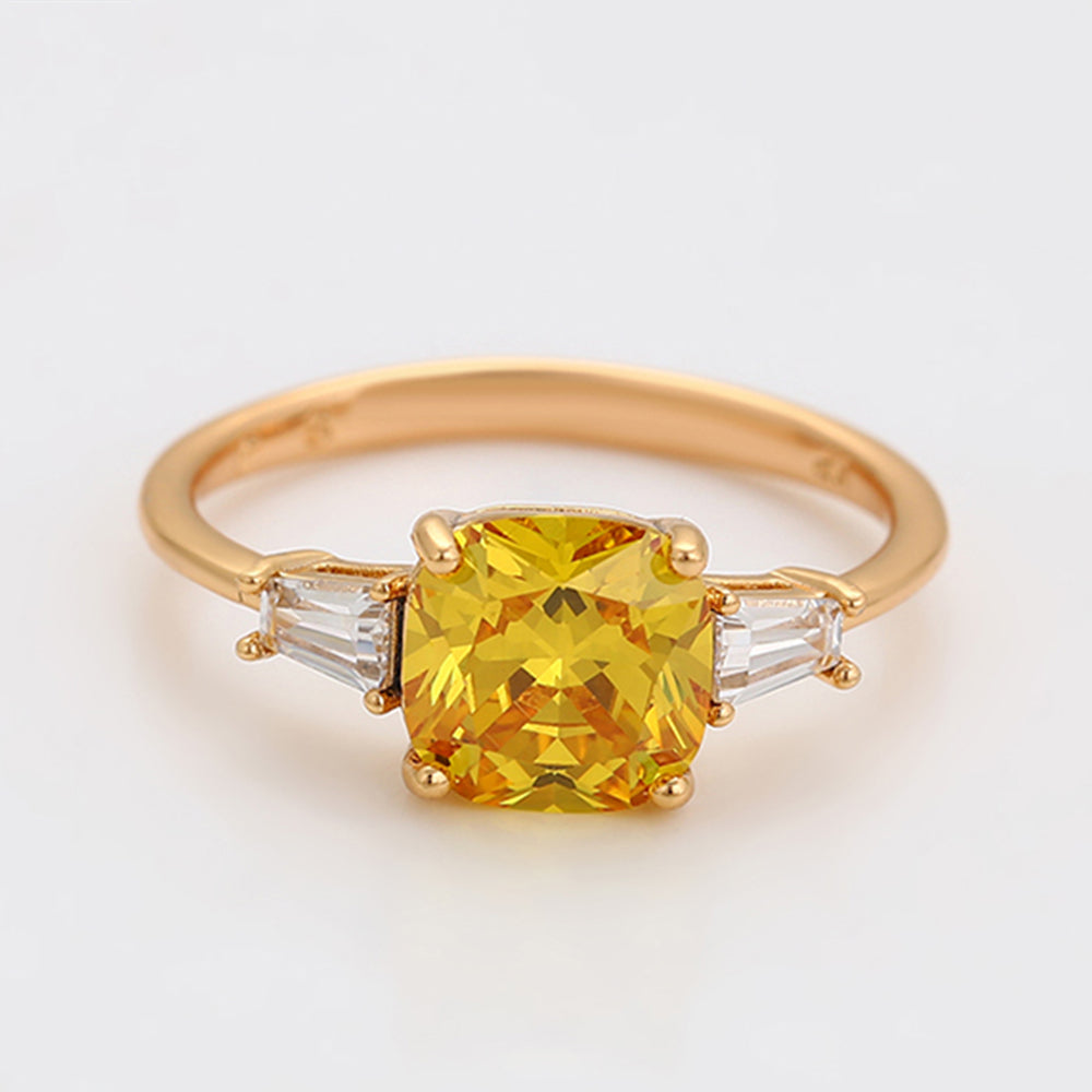 Ring aus goldplattierterr Legierung mit gelbem Emporia®-Kristall und weißem Emporia® Kristall 7 