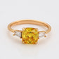Ring aus goldplattierterr Legierung mit gelbem Emporia®-Kristall und weißem Emporia® Kristall
