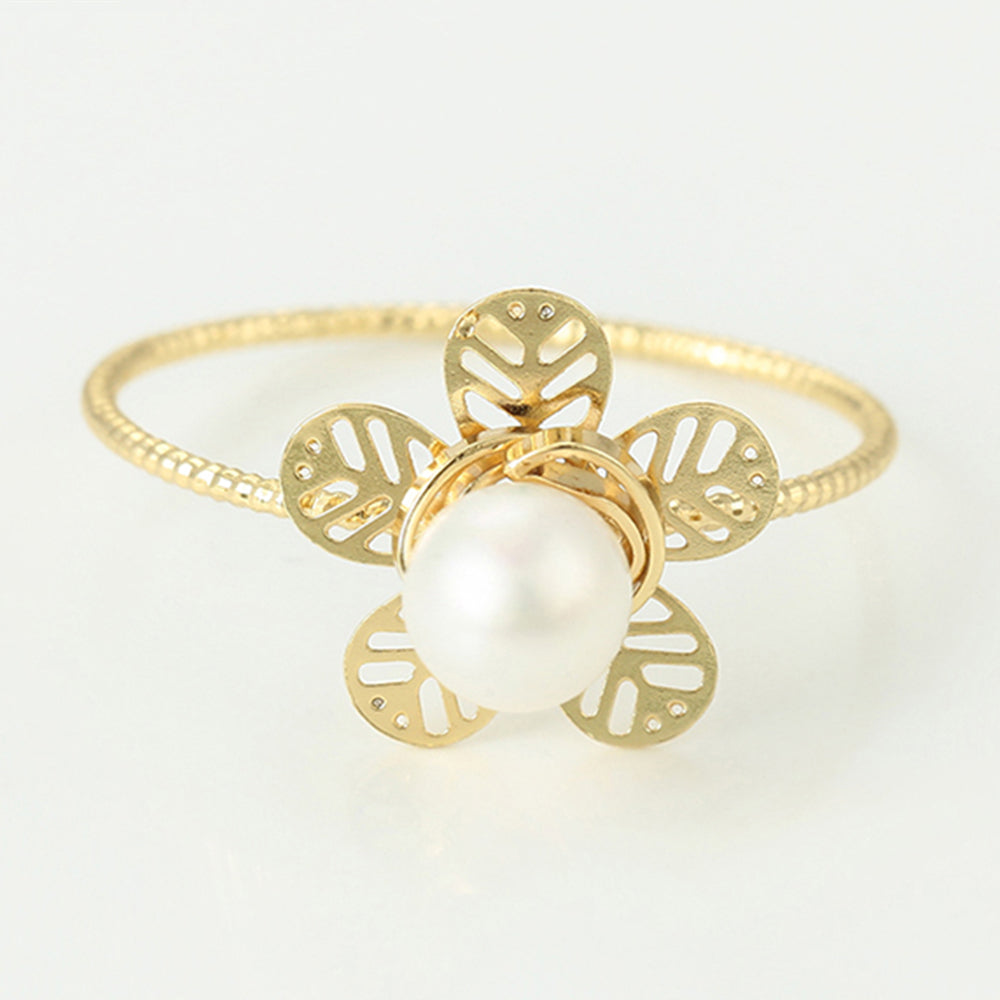 Ring aus goldplattierterr Legierung mit Glasperle