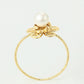 Ring aus goldplattierterr Legierung mit Glasperle