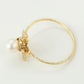 Ring aus goldplattierterr Legierung mit Glasperle