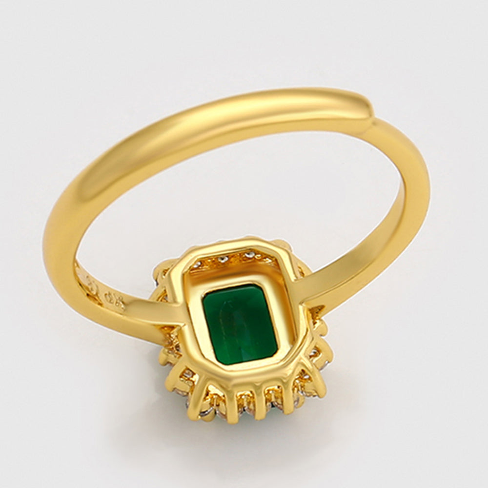 Ring aus goldplattierterr Legierung mit grünem Emporia® Kristall und weißem Emporia® Kristall 6 