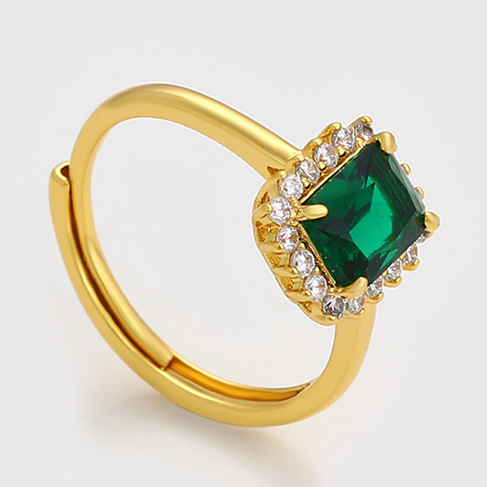Ring aus goldplattierterr Legierung mit grünem Emporia® Kristall und weißem Emporia® Kristall 7 