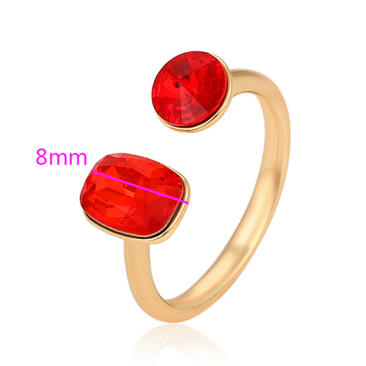 Ring aus goldplattierterr Legierung mit rotem Emporia®-Kristall