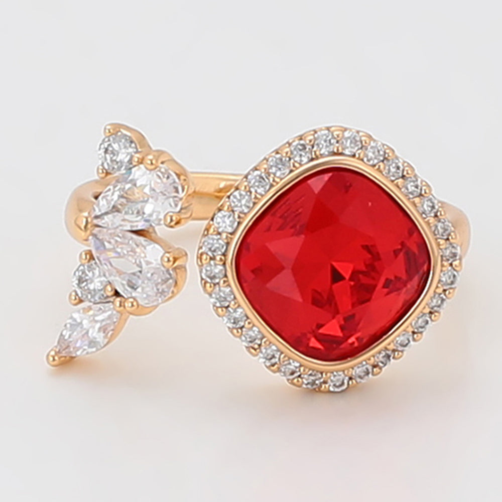 Ring aus goldplattierterr Legierung mit rotem Emporia®-Kristall und weißem Emporia® Kristall 5 