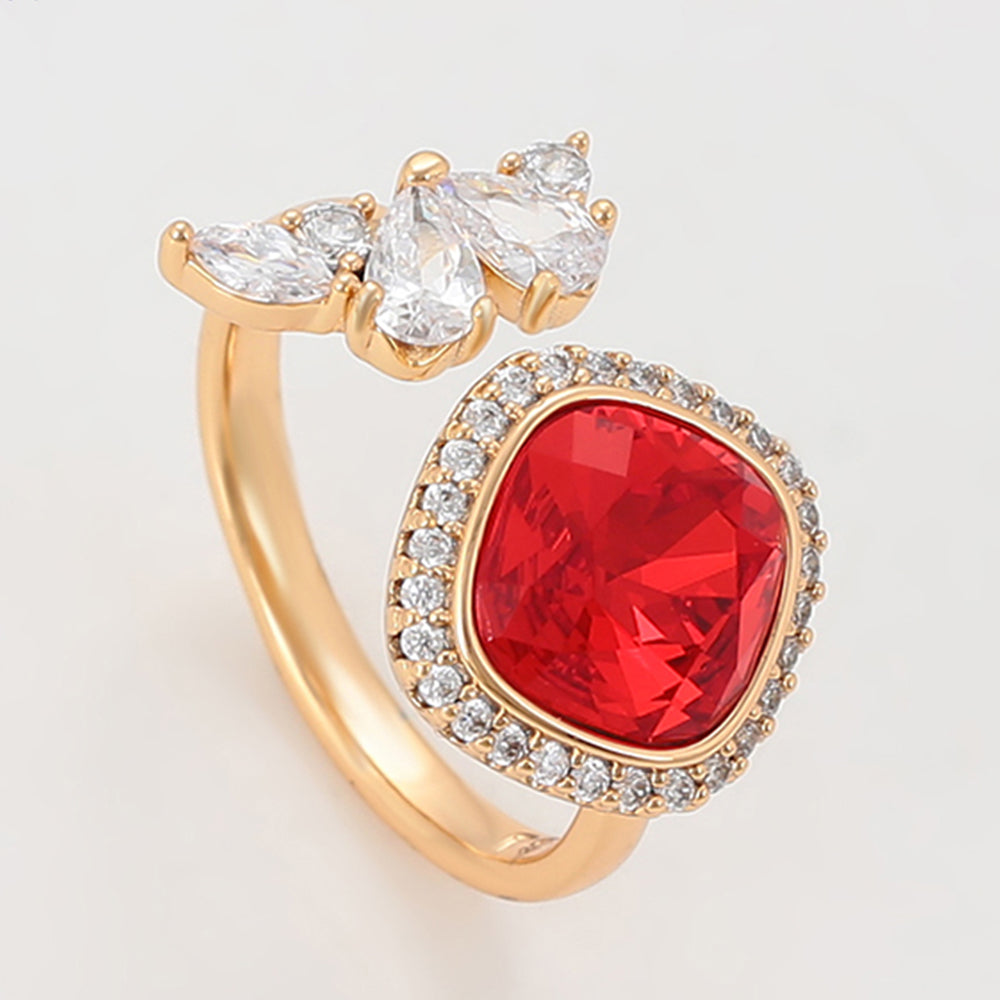 Ring aus goldplattierterr Legierung mit rotem Emporia®-Kristall und weißem Emporia® Kristall 6 