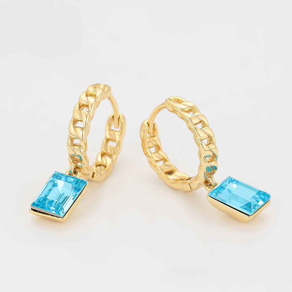 Ohrringe aus goldplattierter Legierung mit blauem Emporia®-Kristall