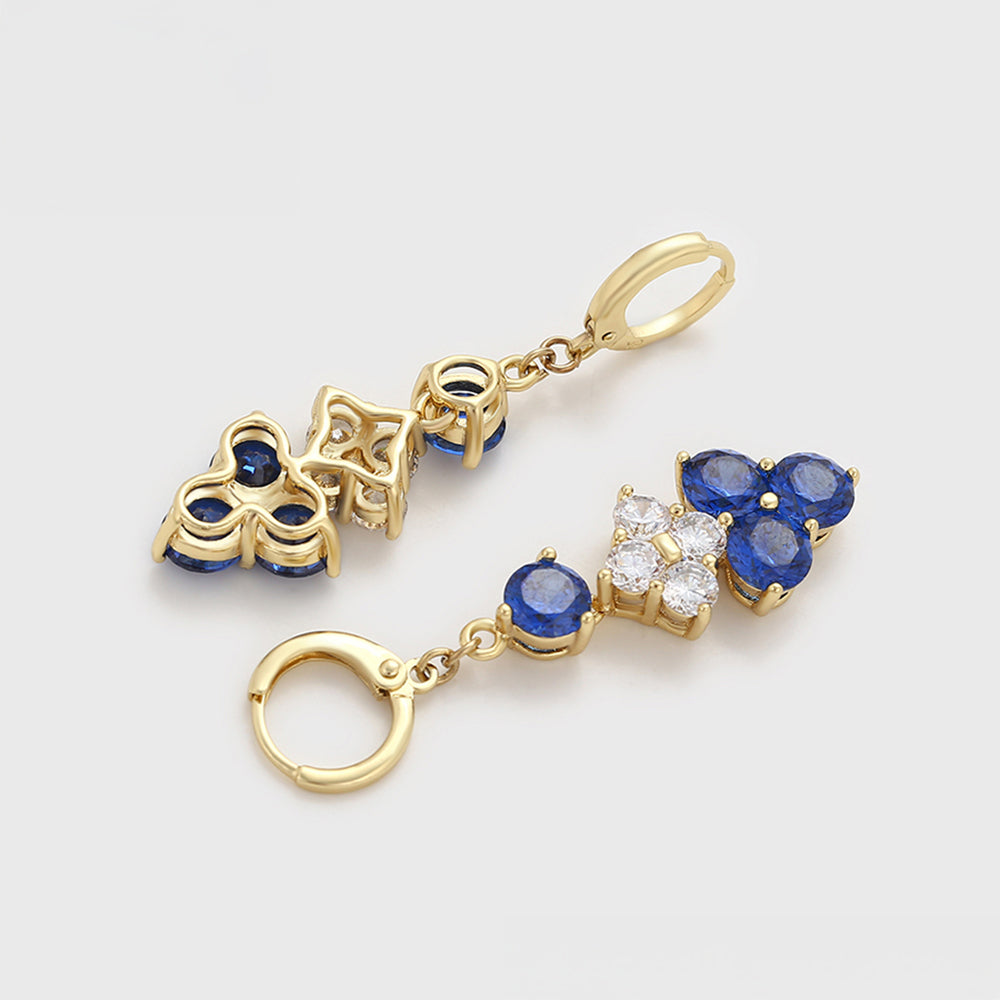 Ohrringe aus goldplattierter Legierung mit blauem Emporia®-Kristall und weißem Emporia® Kristall