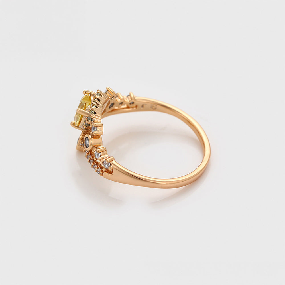 Ring aus goldplattierterr Legierung mit gelbem Emporia®-Kristall und weißem Emporia® Kristall 5 