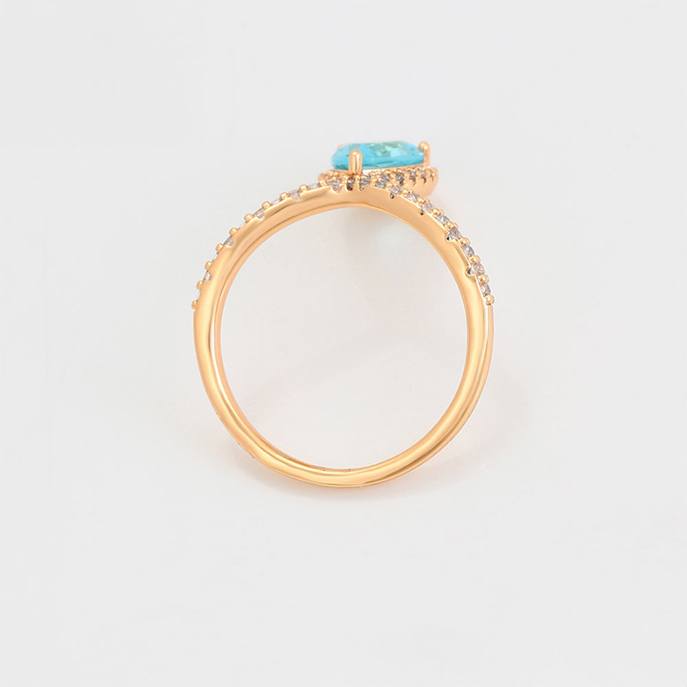 Ring aus goldplattierterr Legierung mit blauem Emporia®-Kristall und weißem Emporia® Kristall 4 