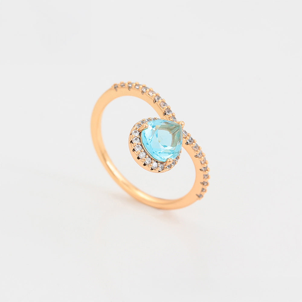Ring aus goldplattierterr Legierung mit blauem Emporia®-Kristall und weißem Emporia® Kristall 7 