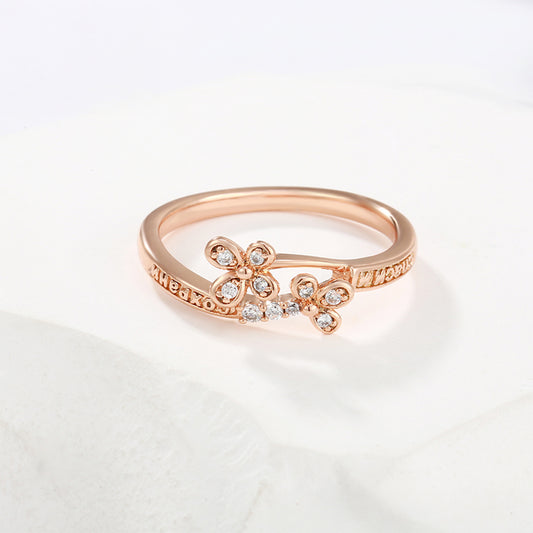 Ring aus goldplattierterr Legierung mit weißem Emporia® Kristall