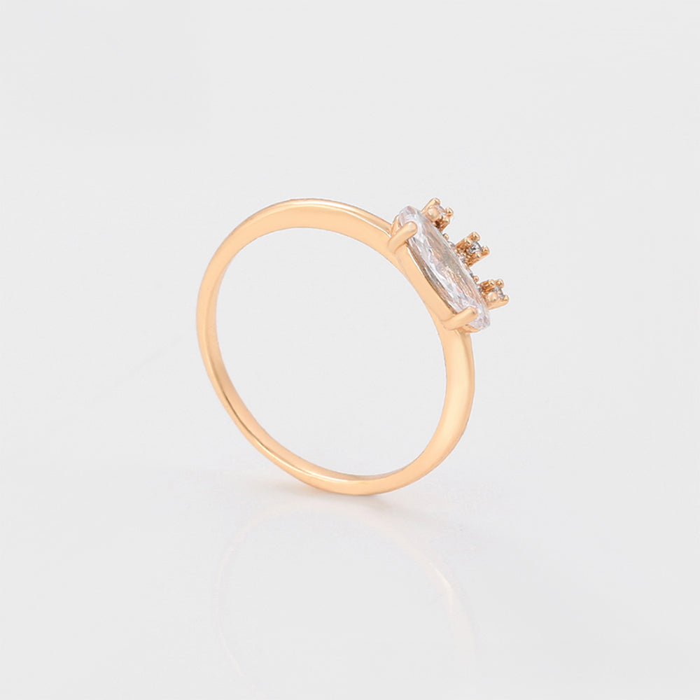 Ring aus goldplattierterr Legierung mit weißem Emporia® Kristall 4 