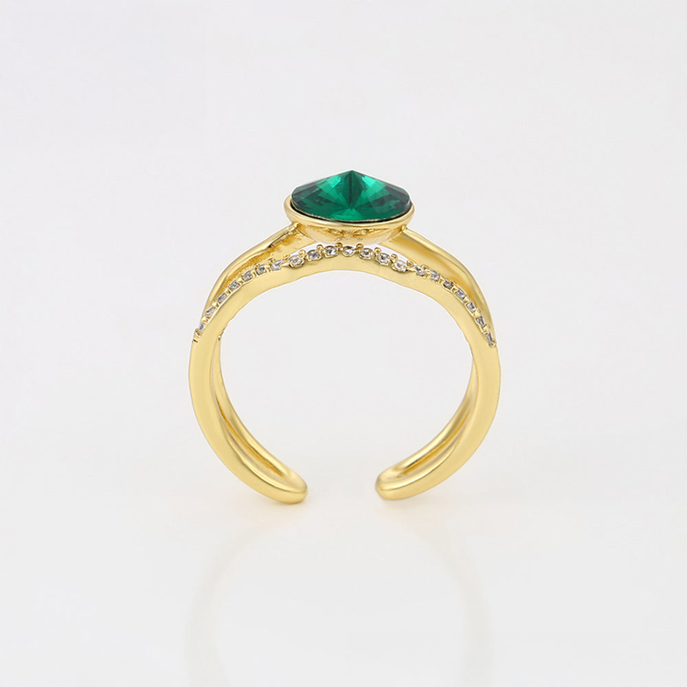 Ring aus goldplattierterr Legierung mit grünem Emporia® Kristall und weißem Emporia® Kristall 6 