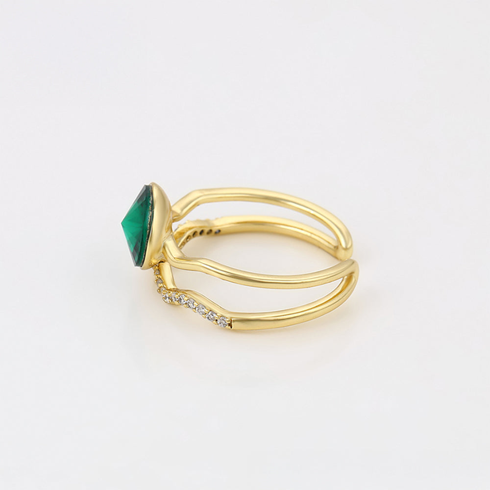Ring aus goldplattierterr Legierung mit grünem Emporia® Kristall und weißem Emporia® Kristall 7 