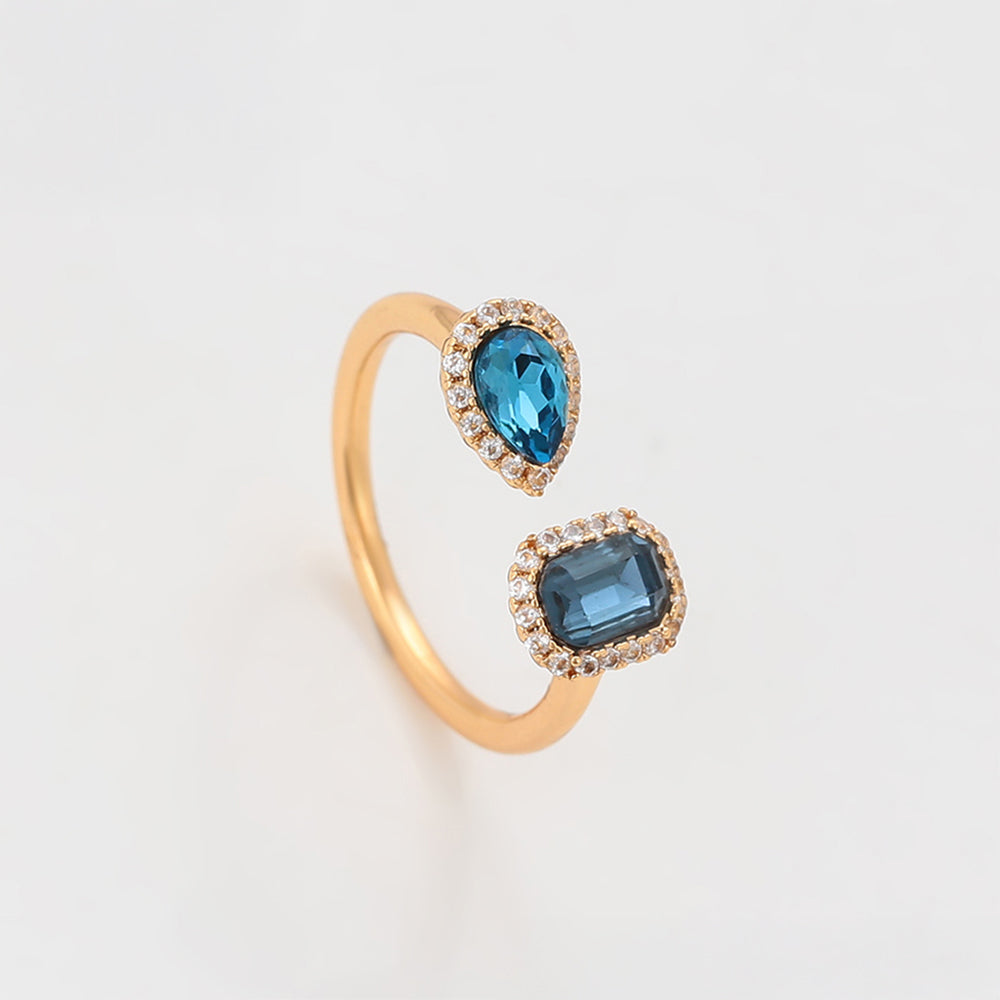 Ring aus goldplattierterr Legierung mit blauem Emporia®-Kristall und weißem Emporia® Kristall 4 