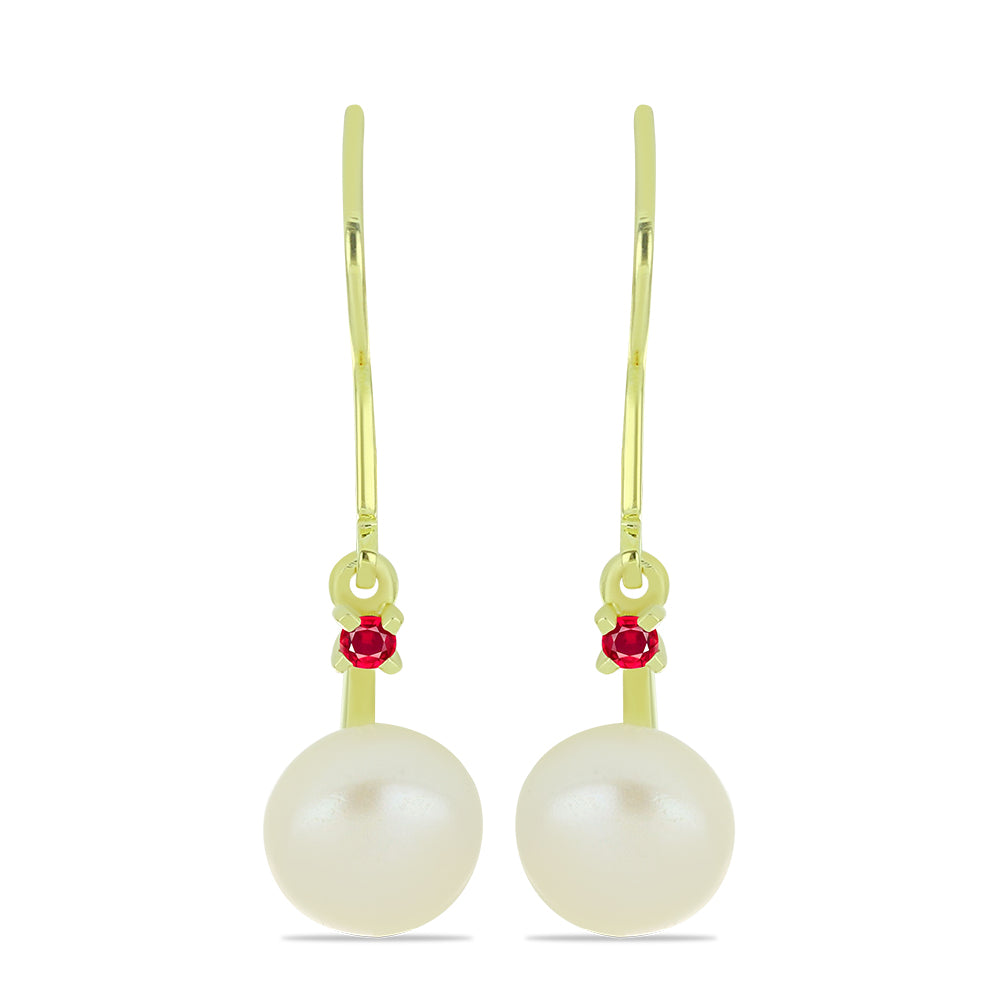Goldplattierte Silberohrringe mit weißer Süßwasserperle und Rubin aus Madagaskar