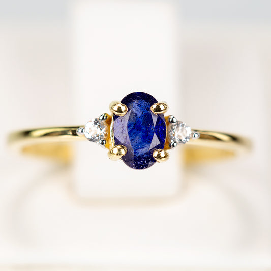 Goldplattierter Silberring mit australischem blauem Saphir und weißem Topas