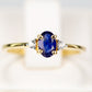 Goldplattierter Silberring mit australischem blauem Saphir und weißem Topas