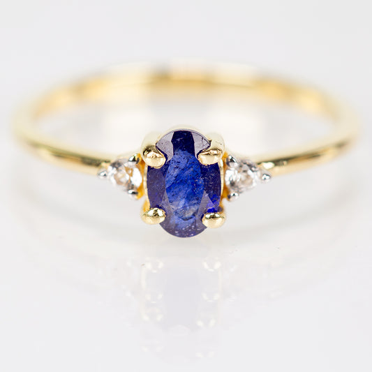 Goldplattierter Silberring mit australischem blauem Saphir und weißem Topas