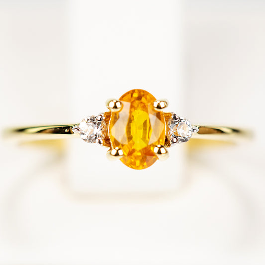 Goldplattierter Silberring mit gelbem Rosebery Saphir und weißem Topas
