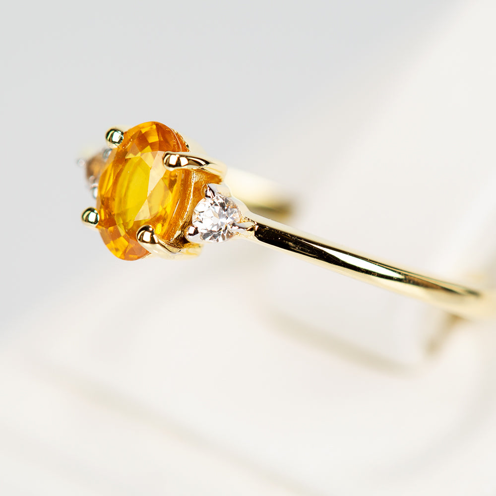 Goldplattierter Silberring mit gelbem Rosebery Saphir und weißem Topas