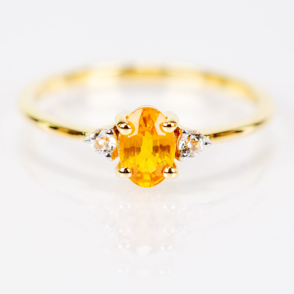 Goldplattierter Silberring mit gelbem Rosebery Saphir und weißem Topas